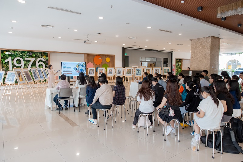 A group of people sitting in chairs in a roomDescription automatically generated